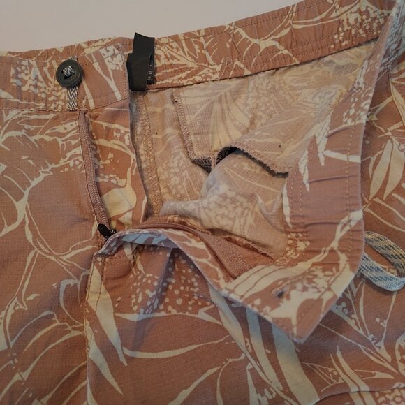 Vuori Ripstop Shorts In Pink Salt Rainforest Print Size XL - Picture 7 of 12